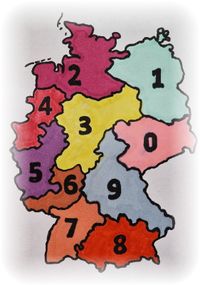 Gezeichnetes Bild einer Deutschlandkarte. Die jeweils beiden Anfangszahlen der Postleitzahlengebiete sind darauf notiert.